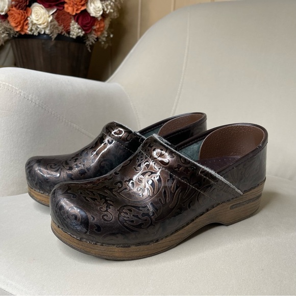 Dansko Filigree Floral Brown Leather Patent Comfort Clog Shoes Sz 38 US 7.5-8 - Picture 1 of 4